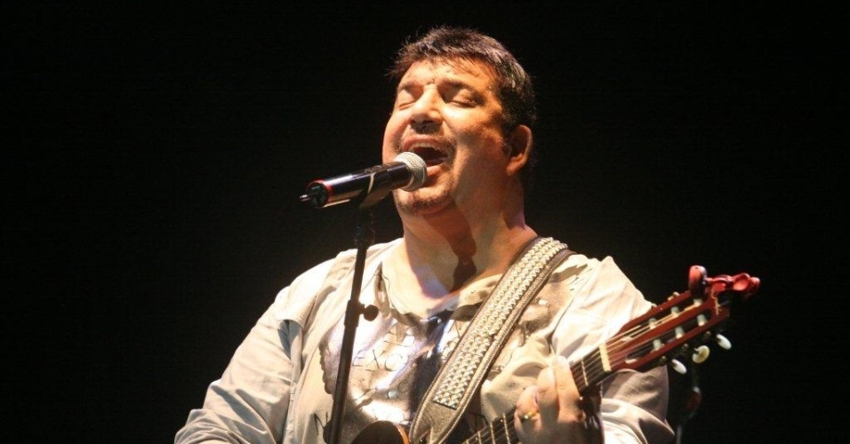 O músico Michael Sullivan toca "Whisky a Go Go" na abertura da programação do Viradão Carioca, na praia do Arpoador (4/5/2012) - Zulmair Rocha/UOL