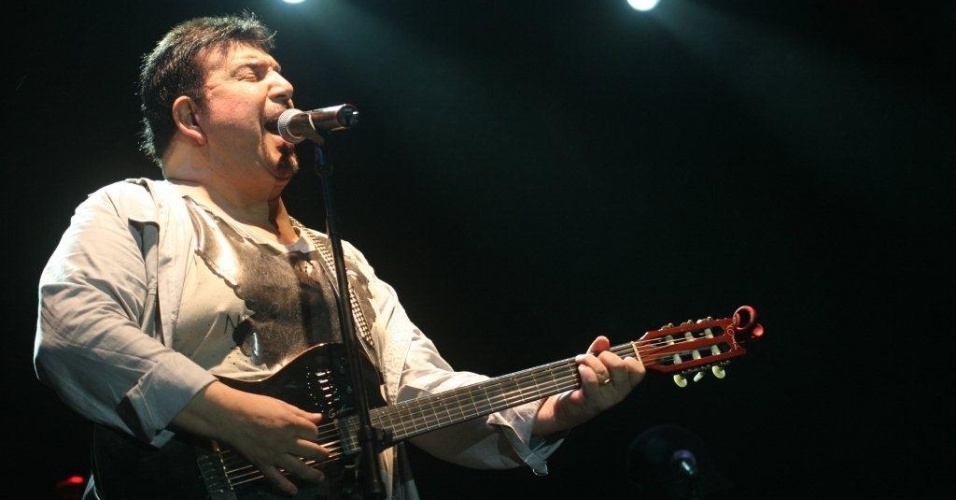 O músico Michael Sullivan toca "Whisky a Go Go" na abertura da programação do Viradão Carioca, na praia do Arpoador (4/5/2012) - Zulmair Rocha/UOL