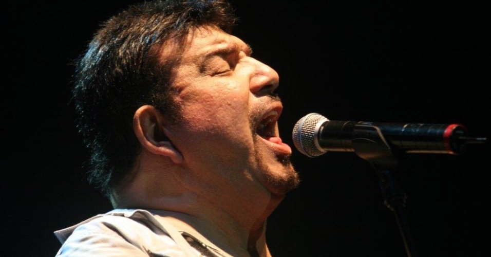 O músico Michael Sullivan toca "Whisky a Go Go" na abertura da programação do Viradão Carioca, na praia do Arpoador (4/5/2012) - Zulmair Rocha/UOL