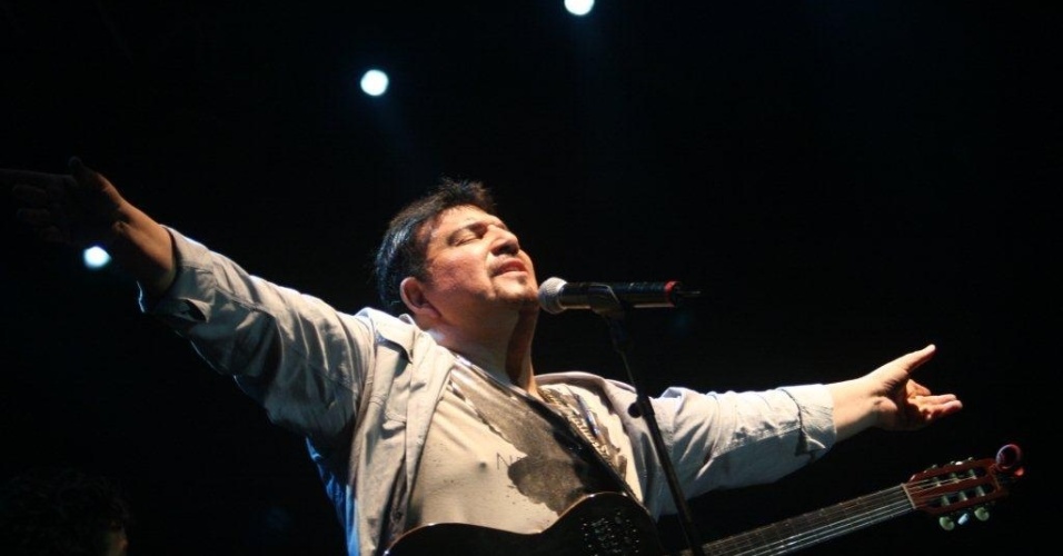 O músico Michael Sullivan toca "Whisky a Go Go" na abertura da programação do Viradão Carioca, na praia do Arpoador (4/5/2012) - Zulmair Rocha/UOL