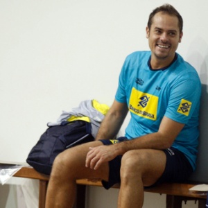 Ricardinho sorri durante o treino da seleção brasileira de vôlei; levantador escapou de levar "trote" do time