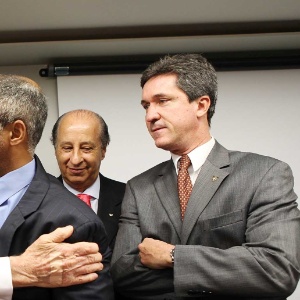 José Maria Marin (esq.) cumprimenta Romário; dirigente cutuca Mano Menezes