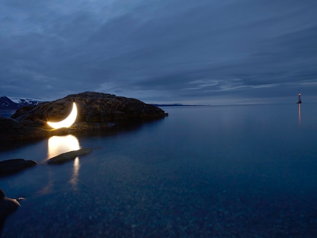 Tishkov disse à BBC Brasil que o projeto começou em 2003, como uma instalação artística em homenagem ao pintor surrealista René Magritte. Na foto, a lua em Svalbard, no Ártico - Leonid Tishkov 