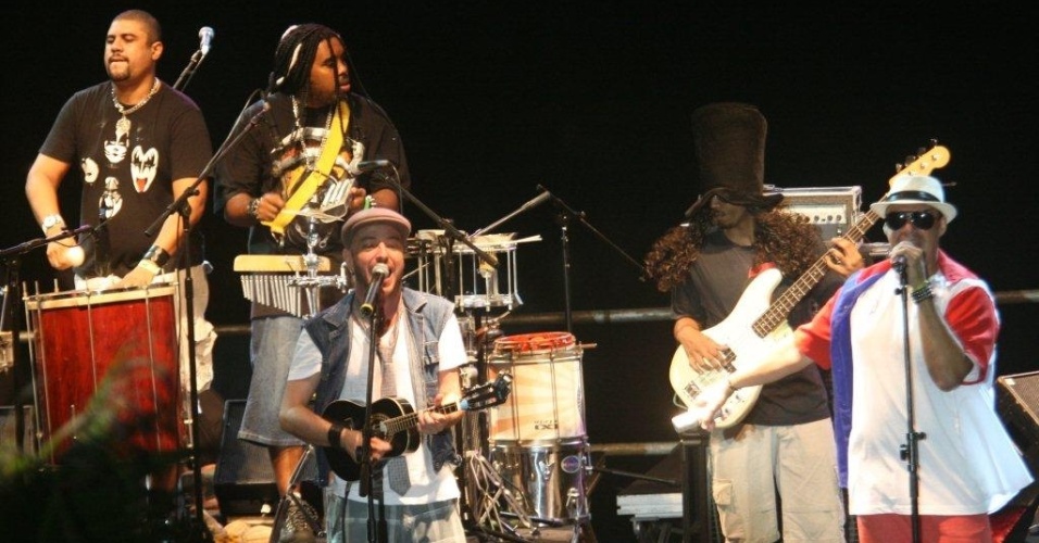 A banda Rio Samba 'n' Roll anima os fãs no palco Arpoador durante apresentação no Viradão Carioca (5/5/2012). A banda abriu a programação do sábado depois de trocar de horário com o grupo de percussão Mulheres de Chico - Zulmair Rocha/UOL