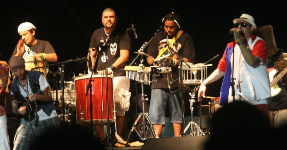 A banda Rio Samba 'n' Roll anima os fãs no palco Arpoador durante apresentação no Viradão Carioca (5/5/2012). A banda abriu a programação do sábado depois de trocar de horário com o grupo de percussão Mulheres de Chico - Zulmair Rocha/UOL