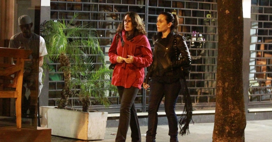 Alessandra Negrini passeia com Xuxa Lopes no Leblon (4/5/12)