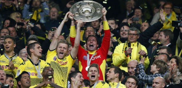 Jogadores do Borussia Dortmund erguem taça de campeão alemão de 2011/2012 - Kai Pfaffenbach/AFP