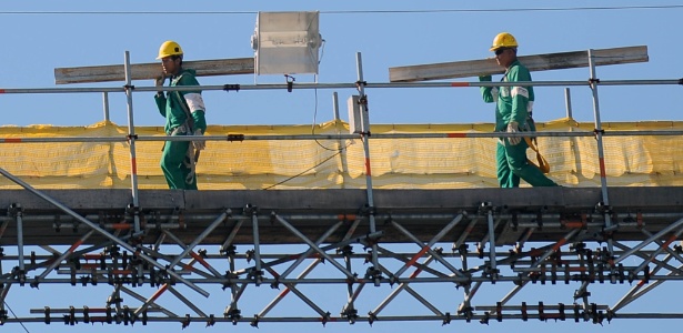 Operários trabalham no Maracanã. Acesso deles à obra será controle por equipamentos da PF