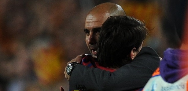 Messi deu forte abraço em Guardiola após marcar seu quarto gol contra o Espanyol - AFP PHOTO/LLUIS GENE