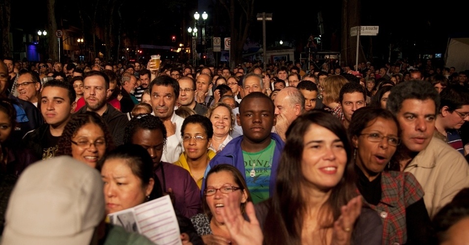 Público assiste a abertura da Virada Cultural de São Paulo no Largo do Arouche, onde Guilherme Arantes se apresentou (5/5/2012) - Guilherme Zauith/UOL