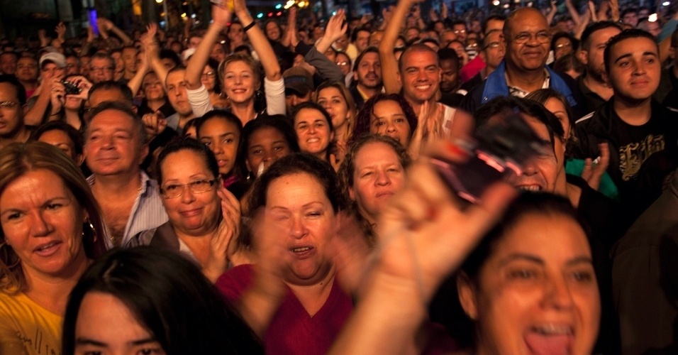 Público assiste a abertura da Virada Cultural de São Paulo no Largo do Arouche, onde Guilherme Arantes se apresentou (5/5/2012) - Guilherme Zauith/UOL