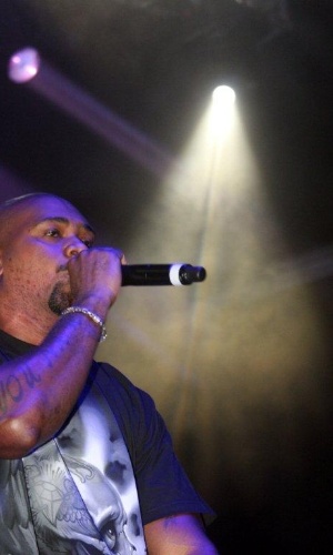 Rapper MV Bill se apresenta no Palco Bangu do Viradão Carioca na noite de sexta. (4/5/2012) - Zulmair Rocha/UOL