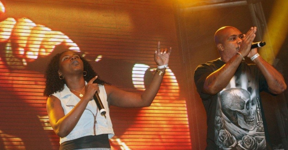 Rapper MV Bill se apresenta no Palco Bangu do Viradão Carioca na noite de sexta. (4/5/2012) - Zulmair Rocha/UOL