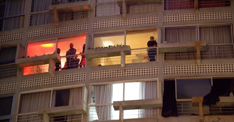 Vizinhos do Largo do Arouche assistem ao show de Guilherme Arantes da sacada de um prédio no centro de São Paulo (5/5/2012) - Guilherme Zauith/UOL