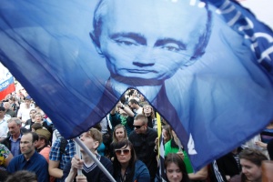 Manifestação em Moscou, na Rússia, em apoio ao presidente eleito Vladimir Putin, no domingo, um dia antes de sua posse