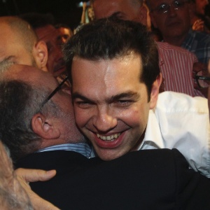  O mais jovem líder político da Grécia, Alexis Tsipras, recebe os cumprimentos de partidários - Panayiotis Tzamaros/Reuters