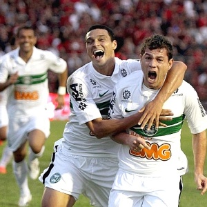 Anderson Aquino (dir.) comemora com Emerson gol do empate do Coritiba no clássico - Divulgação/Coritiba