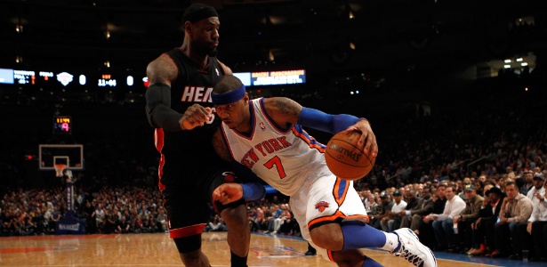 Carmelo Anthony (à direita) foi o destaque da vitória dos Knicks sobre o Heat - Jeff Zelevansky/Getty Images/AFP