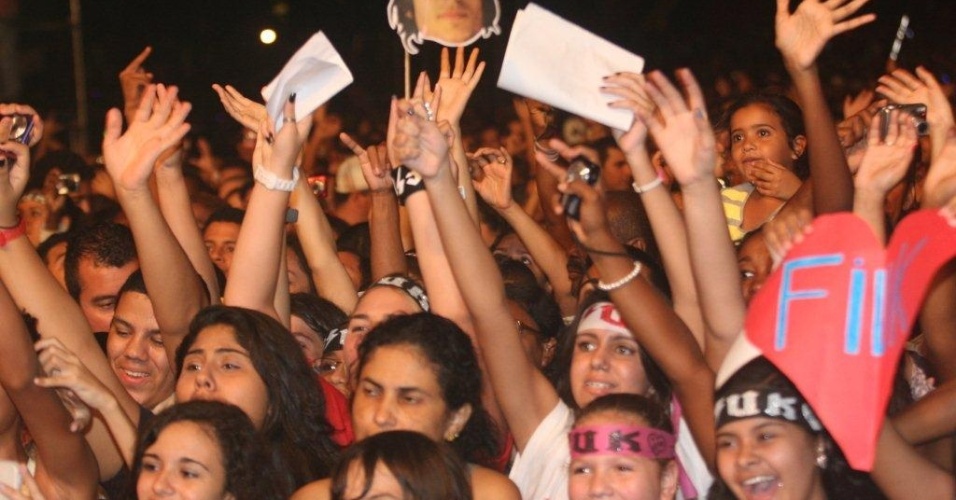 Fãs assistem a apresentação de Fiuk no Viradão Carioca, no Palco Quinta da Boa Vista (6/5/2012) - Zulmair Rocha/UOL