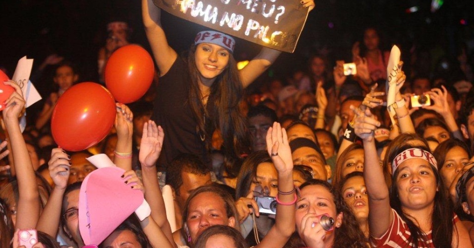 Fãs assistem a apresentação de Fiuk no Viradão Carioca, no Palco Quinta da Boa Vista (6/5/2012) - Zulmair Rocha/UOL