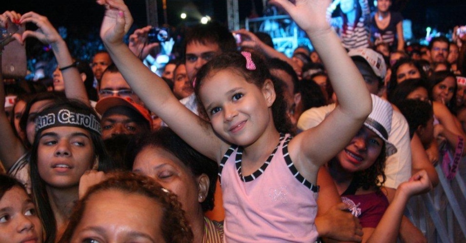 Fãs assistem a apresentação de Fiuk no Viradão Carioca, no Palco Quinta da Boa Vista (6/5/2012) - Zulmair Rocha/UOL