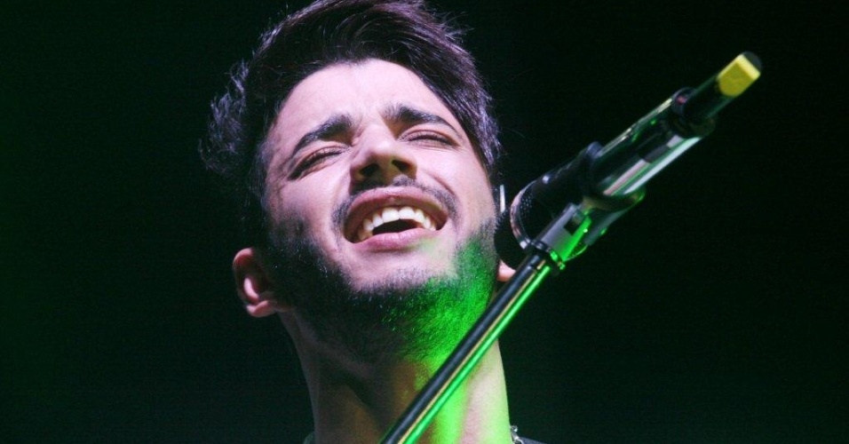 Gusttavo Lima faz seu primeiro show no Rio de Janeiro para cerca de 50 mil pessoas no encerramento do Viradão Carioca (6/5/2012). O músico tirou a camisa, dançou com fã e cantou o hit "Balada Boa" durante a apresentação - Zulmair Rocha/UOL