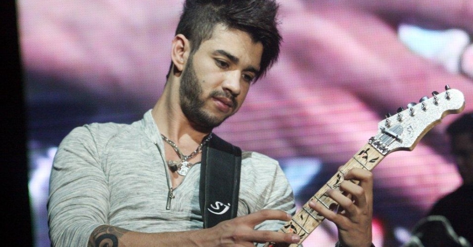 Gusttavo Lima faz seu primeiro show no Rio de Janeiro para cerca de 50 mil pessoas no encerramento do Viradão Carioca (6/5/2012). O músico tirou a camisa, dançou com fã e cantou o hit "Balada Boa" durante a apresentação - Zulmair Rocha/UOL