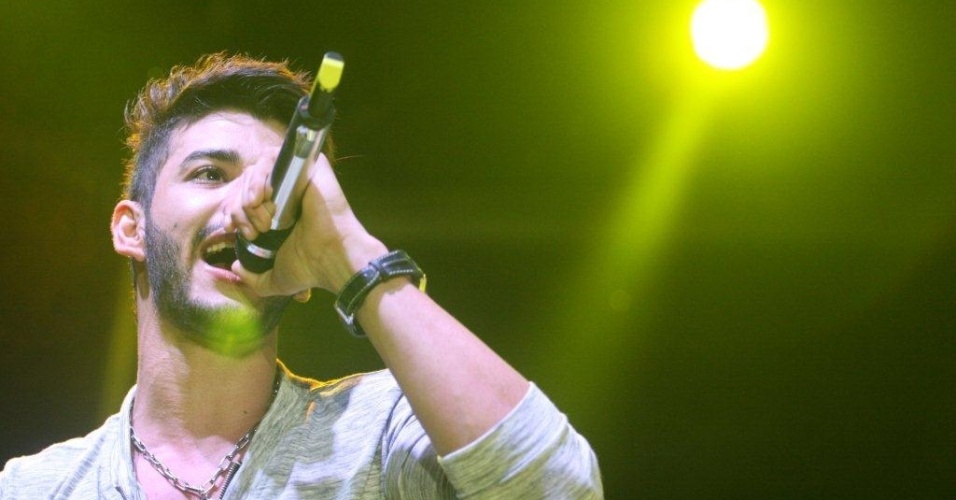 Gusttavo Lima faz seu primeiro show no Rio de Janeiro para cerca de 50 mil pessoas no encerramento do Viradão Carioca (6/5/2012). O músico tirou a camisa, dançou com fã e cantou o hit "Balada Boa" durante a apresentação - Zulmair Rocha/UOL