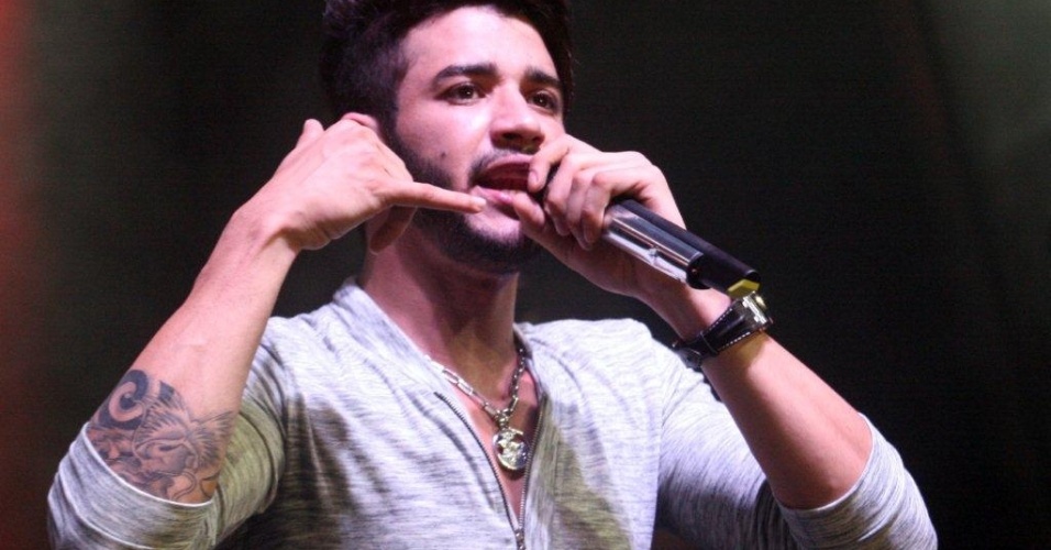 Gusttavo Lima faz seu primeiro show no Rio de Janeiro para cerca de 50 mil pessoas no encerramento do Viradão Carioca (6/5/2012). O músico tirou a camisa, dançou com fã e cantou o hit "Balada Boa" durante a apresentação - Zulmair Rocha/UOL