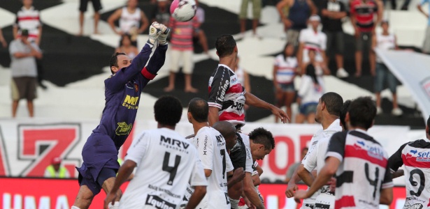 Magrão, goleiro do Sport , afasta a bola na final do Pernambucano contra o Santa Cruz - Rodrigo Lobo/JC Imagem/AE