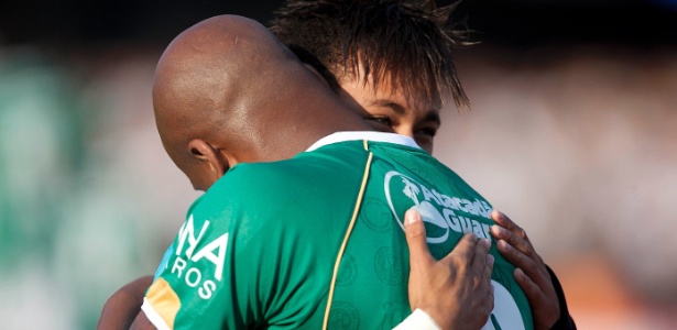 Neymar abraça zagueiro Domingos, seu ex-companheiro nos tempos de Santos - Leonardo Soares/UOL