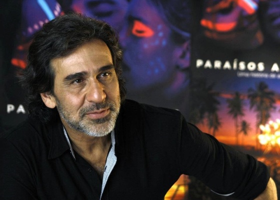 O diretor Marcos Prado com cartaz de "Paraísos Artificiais" ao fundo - Divulgação