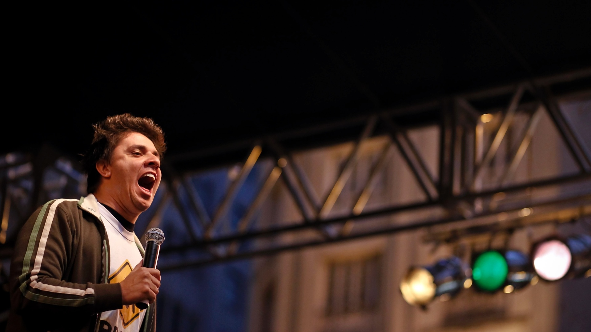 O humorista e membro do CQC Oscar Filho se apresenta no palco de stand-up na Virada Cultural (6/5/2012) - Guilherme Zauith/UOL