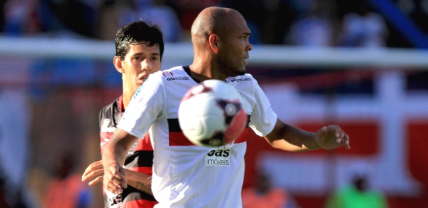 Souza, do Bahia, disputa lance durante partida contra o Vitória na final do Baiano 2012 - Felipe Oliveira/Agif