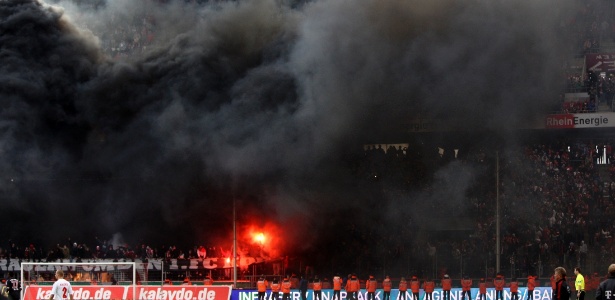 Torcida do Colonia ateou fogo no próprio estádio após goleada para o Bayern - REUTERS/Thomas Bohlen