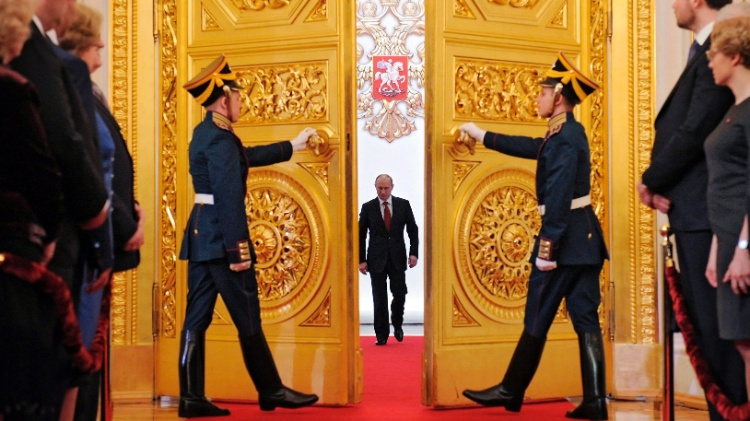 07.mai.2012 - Guardas abrem as portas do Palácio do Kremlin para a chegada do presidente russo, Vladimir Putin