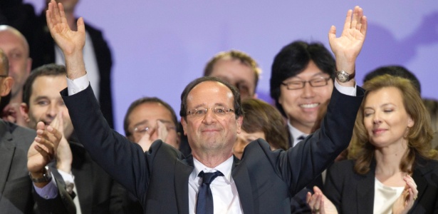 O recém-eleito presidente francês, François Hollande, comemora sua vitória na companhia da mulher, Valerie Trierweiler, e dos membros do Partido Socialista no Palácio da Bastilha, em Paris (França). Hollande se tornou o primeiro presidente socialista da França em 17 anos - Charles Platiau/Reuters