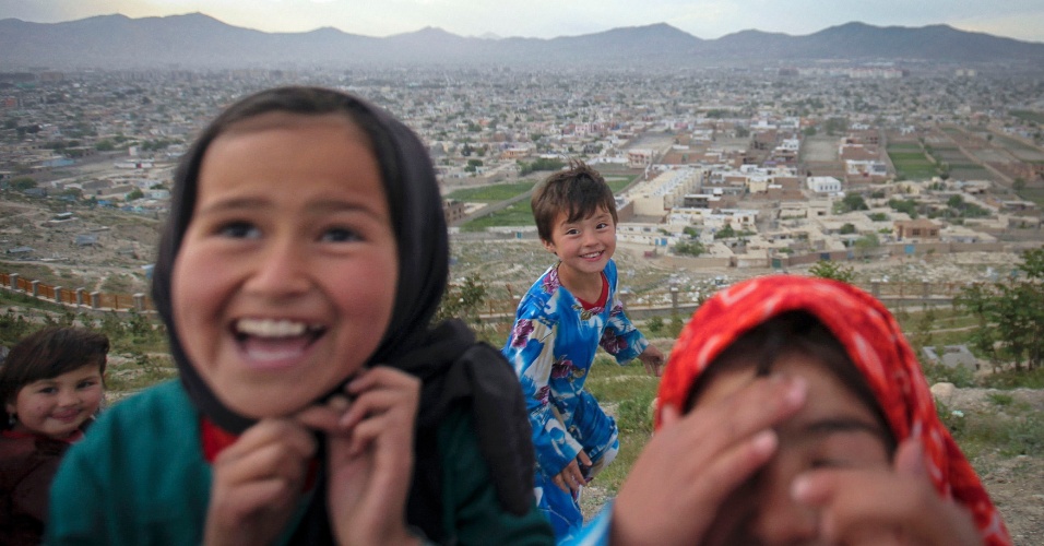 07.mai.2012 - Crianças brincam em uma colina com vista para Cabul, no Afeganistão