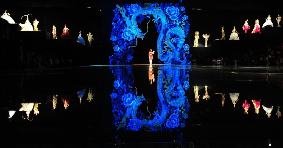 07.mai.2012 - Modelos apresentam criações nupciais do estilista Guo Pei na mostra intitulada "As noivas chinesas, Story Dragons" em Pequim