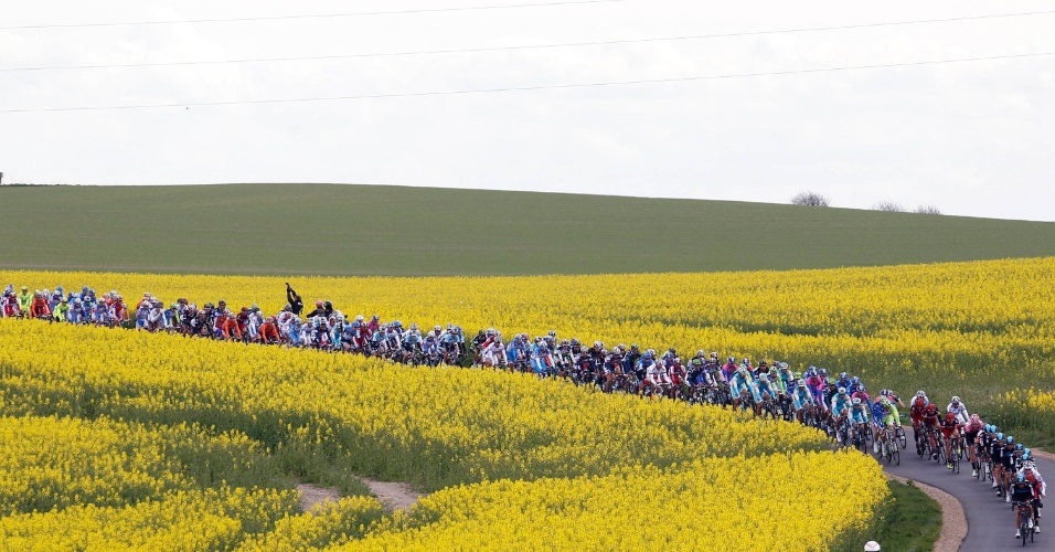 07.mai.2012 - Pelotão de ciclistas disputam etapa de 190 km do Giro d'Italia em Horsens