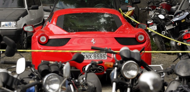 Ferrari de Thor Batista foi apreendida sem a placa dianteira durante uma blitz na Barra da Tijuca, na zona oeste da cidade. Durante os dias em que ficou no pátio da polícia, o carro foi isolado para evitar arranhões - Fábio Guimarães / Extra / Agência O Globo