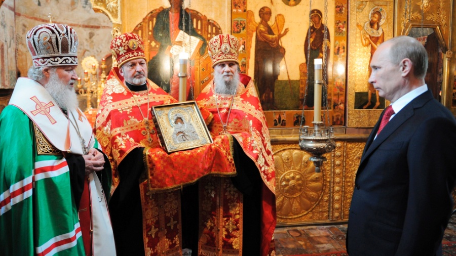 7.mai.2012 - O patriarca da Igreja Ortodoxa Russa, Kirill, benze o presidente Vladimir Putin depois de sua posse, em uma das catedrais do Kremlin, em Moscou - Alexander Zemlianichenko/EFE