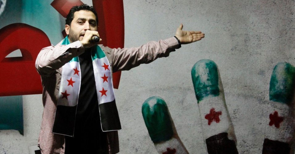 7.mai.2012 - Yahya Hawwa, um cantor sírio conhecido por compor músicas sobre a revolução no país, se apresenta durante manifestação contra o ditador sírio, Bashar al Assad, em Beirute, no Líbano
