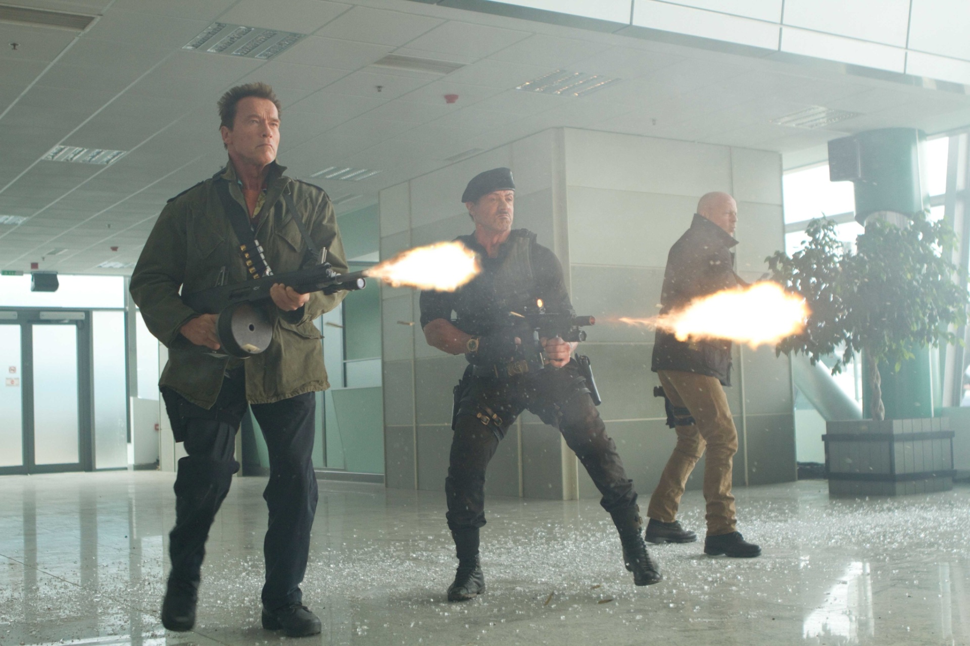 Arnold Schwarzenegger, Sylvester Stallone e Bruce Willis em cena de "Mercenários 2" - Divulgação