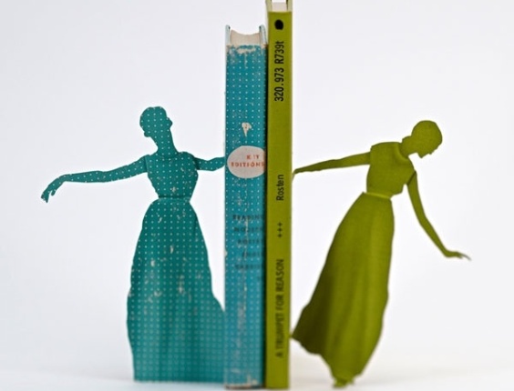 Fotografia de Thomas Allen mostra personagens saltando de páginas de livro  - Thomas Allen