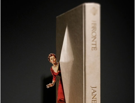 O  fotógrafo americano Thomas Allen faz personagens saltarem de romances antigos e livros de todo tipo, criando cenas em três dimensões. - Thomas Allen