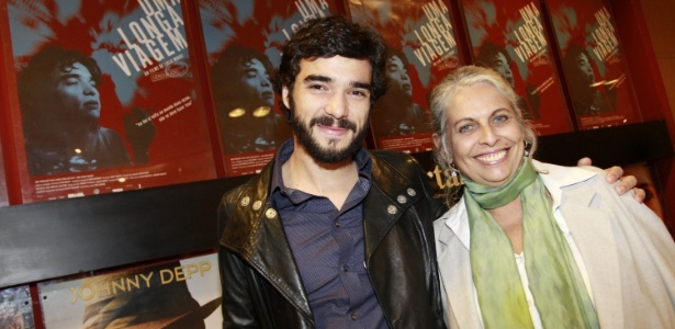 O ator Caio Blat e a cineasta Lucia Murat durante a pré-estreia do documentário "Uma Longa Viagem" no Rio de Janeiro (3/5/12) - AgNews