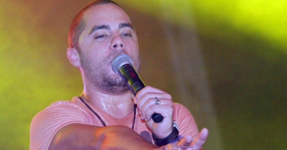 O cantor Levi Lima, da banda Jammil e uma Noites, em show no Viradão Carioca. A banda foi a última a se apresentar no palco Quinta da Boa Vista, depois de Gusttavo Lima (6/5/12) - Zulmair Rocha/UOL