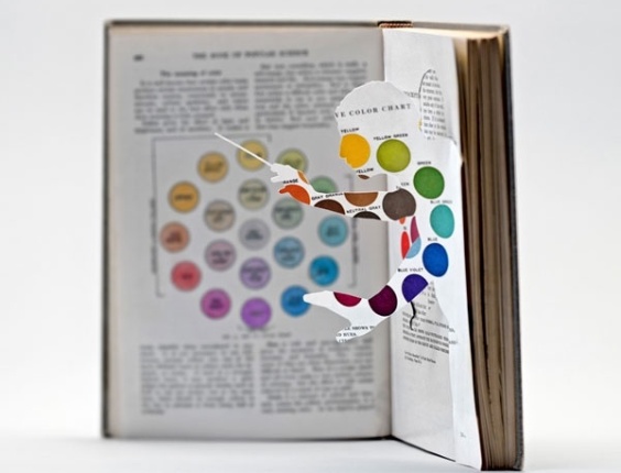 Para conseguir o efeito 3D, Thomas Allen recorta as figuras com um estilete e as posiciona para criar o movimento da foto  - Thomas Allen