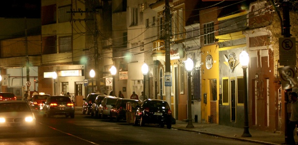 Bares e restaurantes na rua João Alfredo, no bairro Cidade Baixa, em Porto Alegre, agora podem ficar abertos até as 2h às sextas, sábados e vésperas de feriado; de domingo a quinta, o limite é 1h - Luciano Lanes/PMPA/Divulgação